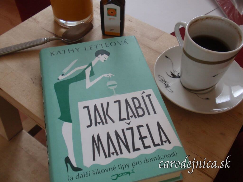 Predklonená žena na titulke knihy s názvom Jak zabít manžela na provizórnom stolíku so šálkou kávy