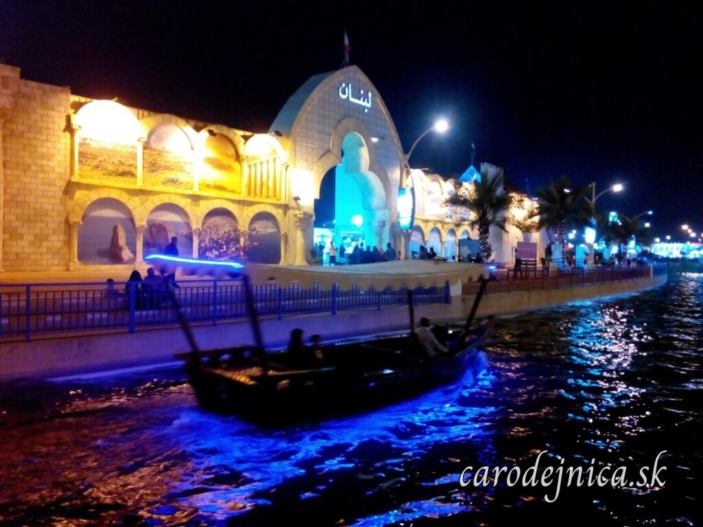 Plávajúca loď vo vodnom kanále v Global Village, Dubai