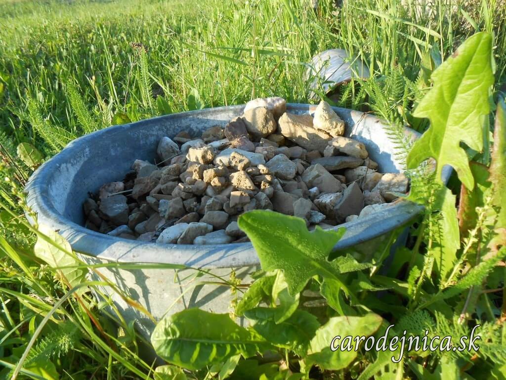 Črepy z rozbitých hlinených nádob v nádobe pri prameni vody