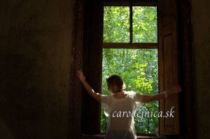 žena v okne starého kaštieľa