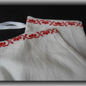 vyšívané vrecko so šnúrkou na uviazanie s červenou bavlnkou