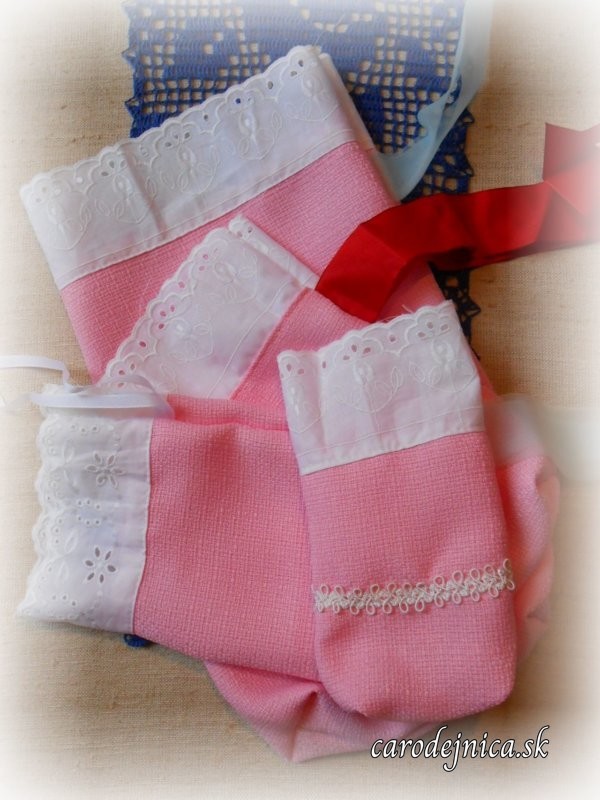 štyri ružové vrecká s bielou čipkou z madeiry a stužkou na uviazanie