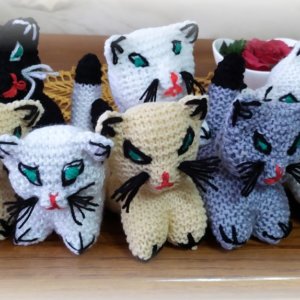 Hand made čaro-hračky - štrikované mini-zvieratká - mačiatka, originály rôznej farby
