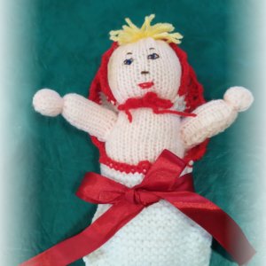 štrikovano-hačkované bábätko s červenou mašľou