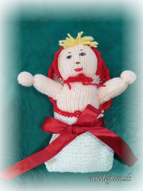 štrikovano-hačkované bábätko s červenou mašľou