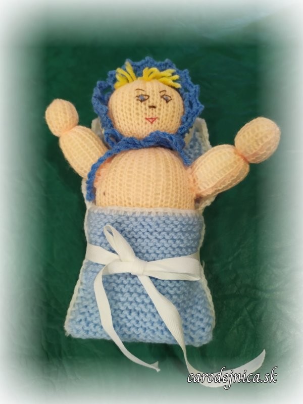 Štrikovano-hačkované bábätko s čiapočkou v modrej perinke s bielou mašľou
