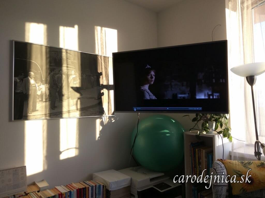 obraz American Girl in Italy a televízna obrazovka počas západu slnka